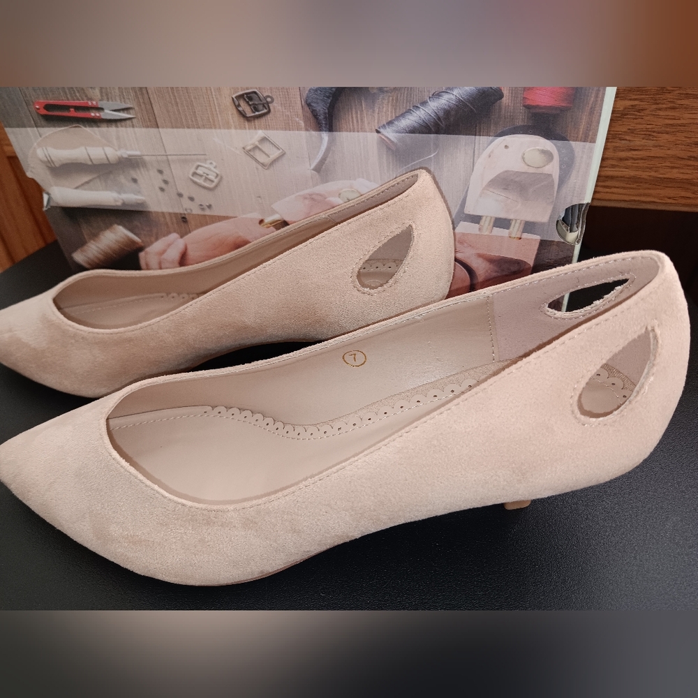 Elegant Women's Cream Heels Size 7 Nwot Not Tried On.